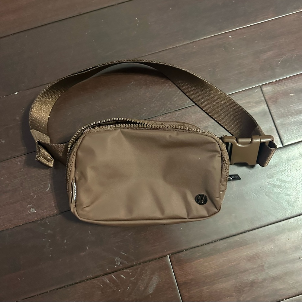 Lululemon Everywhere Belt Bag - Picture 2 of 4